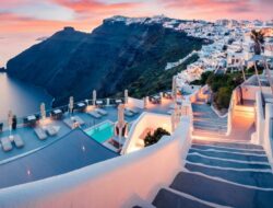 Enchanting Santorini: The Ultimate Guide to Romantic Getaways in Greece